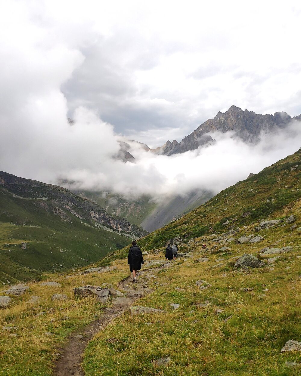 Éclaireur repérant le terrain en montagne