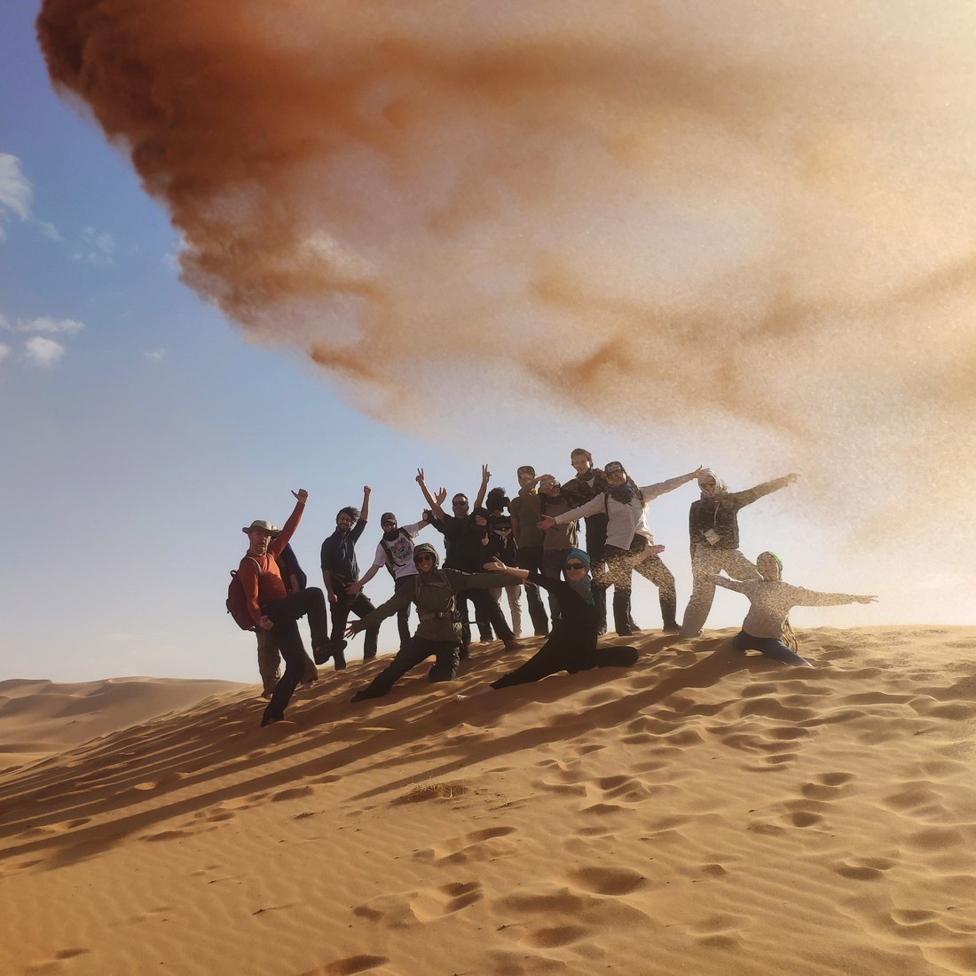 Groupe en expédition sur une dune du désert marocain
