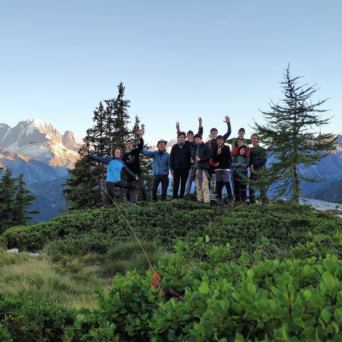 Groupe au sommet, panorama sur le massif du Mont-Blanc