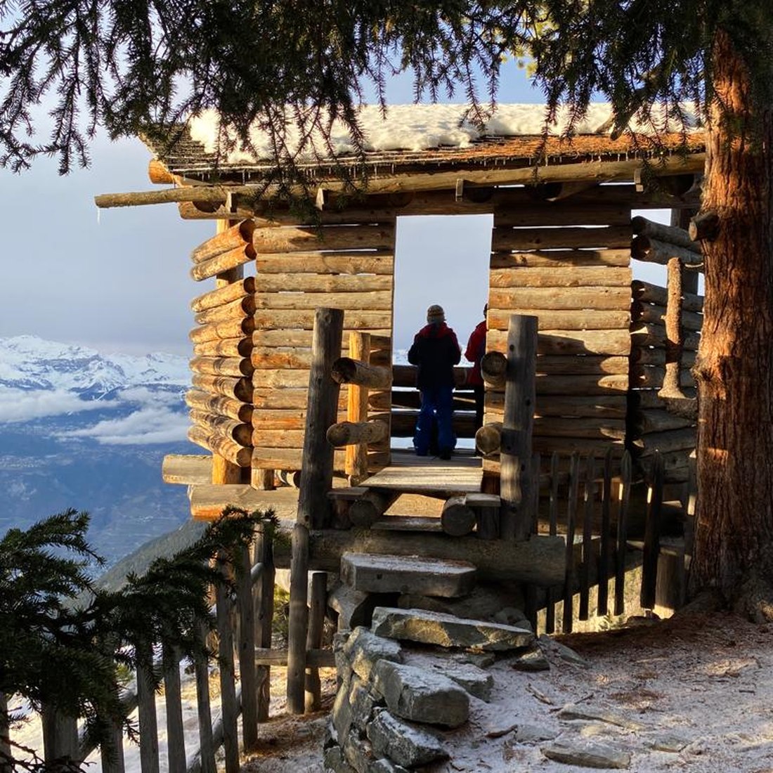 Refuge en bois de montagne, vue sur la vallée