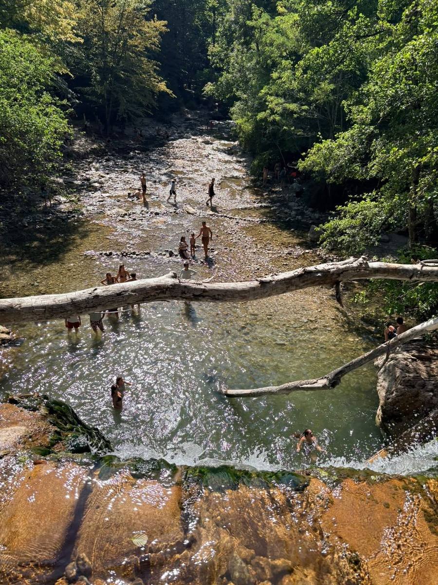 Famille au bord de la rivière, dans le Vercors